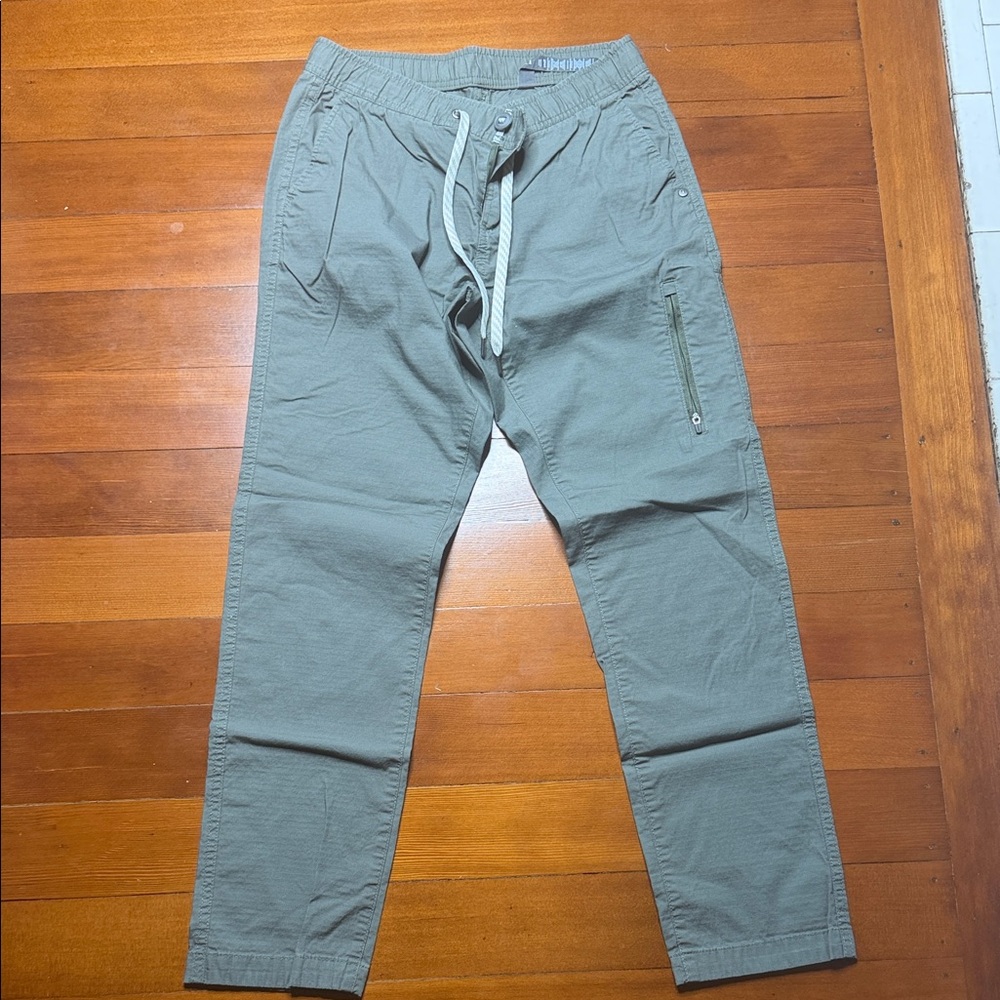Vuori Woman’s Cargo Joggers in Olive